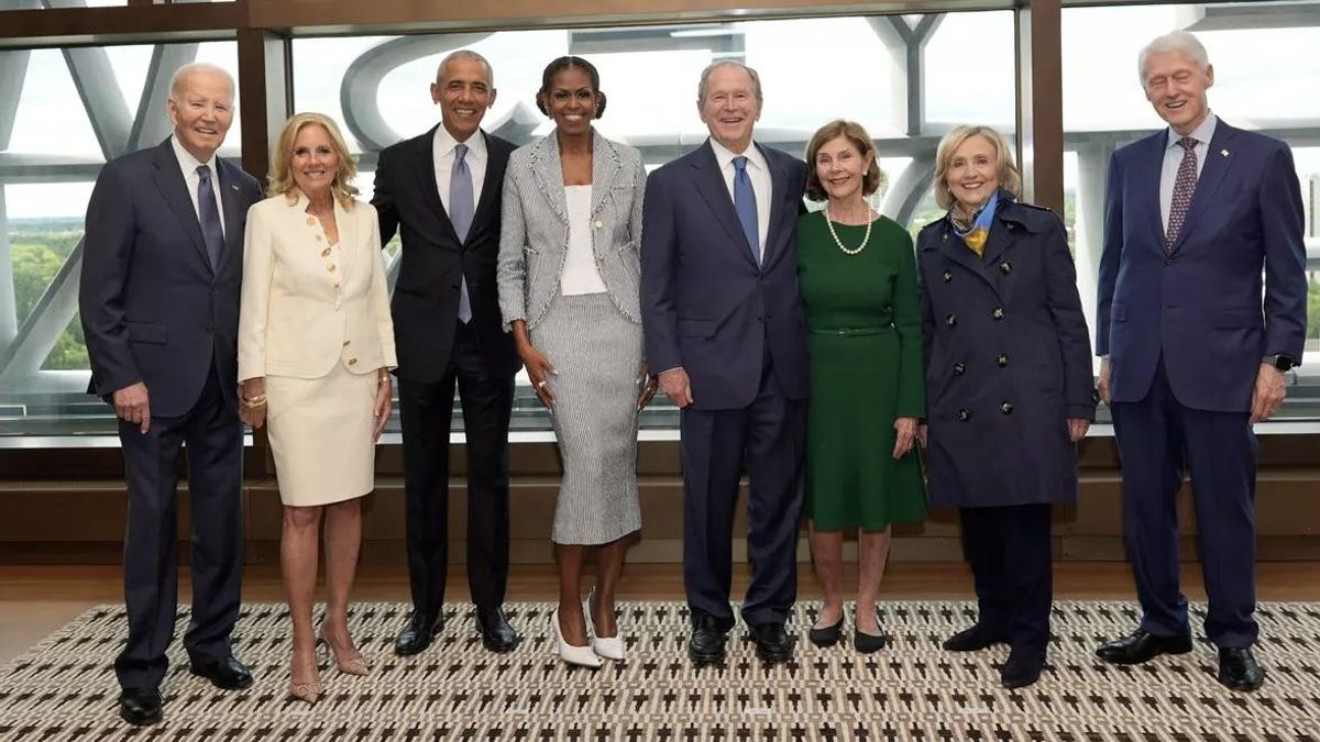 Joe Biden, Jill Biden, Barack Obama, Michelle Obama, George W. Bush, Laura Bush, Hillary Clinton y Bill Clinton posan para una foto antes de la ceremonia de inauguración en el Centro Presidencial Obama, en Chicago.