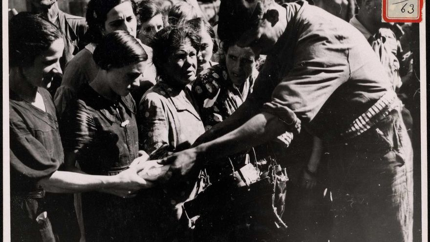 "Colas para facilitar víveres de Intendencia Nacional a personas que llevaban dos días sin comer".