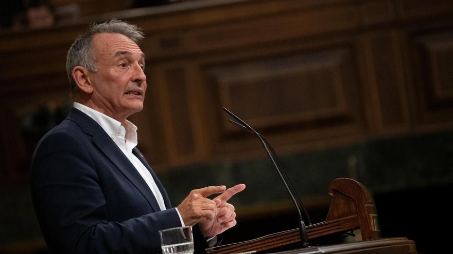 El diputado y portavoz de Sumar, Enrique Santiago, interviene durante un pleno del Congreso.