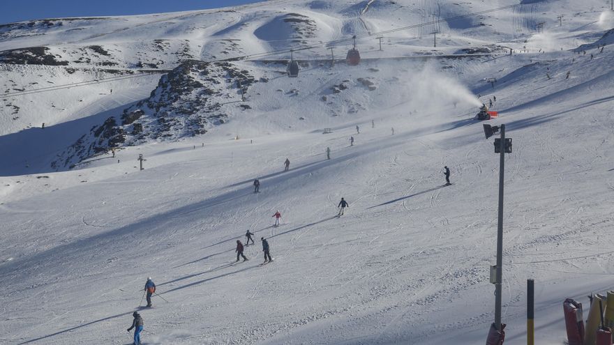 Esquiadores  con mascarillas en la estación de esquí de Sierra Nevada, en imagen de archivo