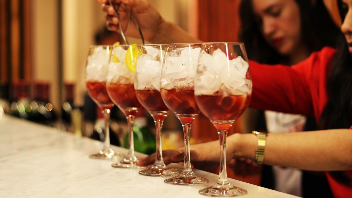 La barra, otro de los espacios de la gastronomía donde persisten la informalidad y la violencia laboral