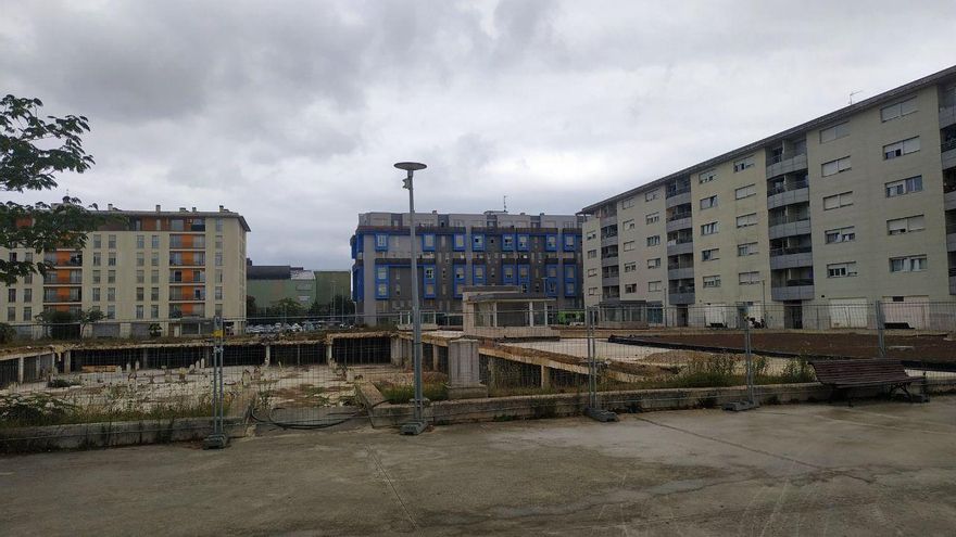 En la imagen se aprecia la parte del aprking no derruida y reforzada y la parte que se desplomó.