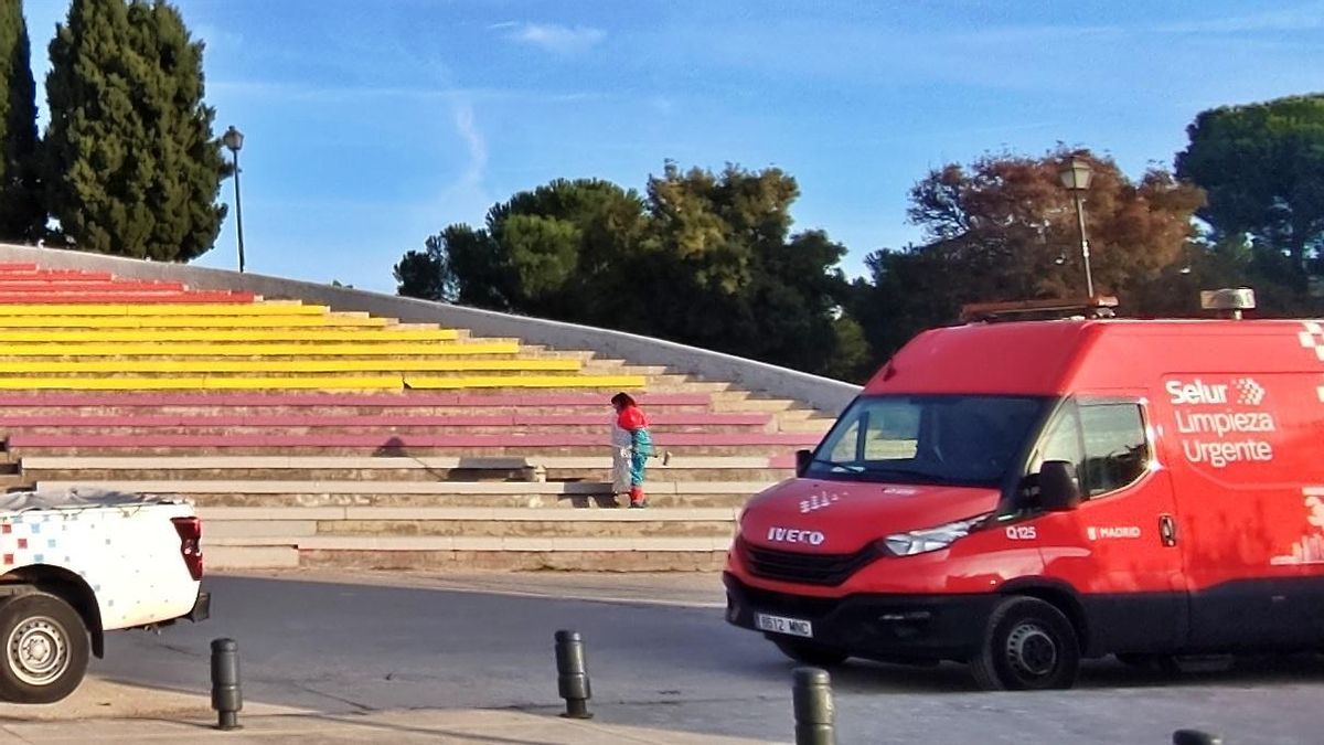 El Ayuntamiento de Madrid borra de urgencia la bandera republicana gigante de Aluche durante la víspera del 20N