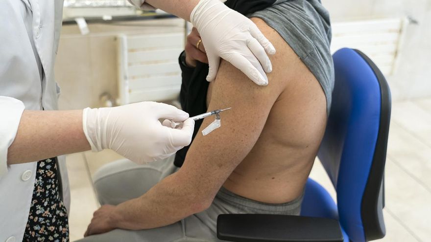 Vacunación a un docente en Cantabria.