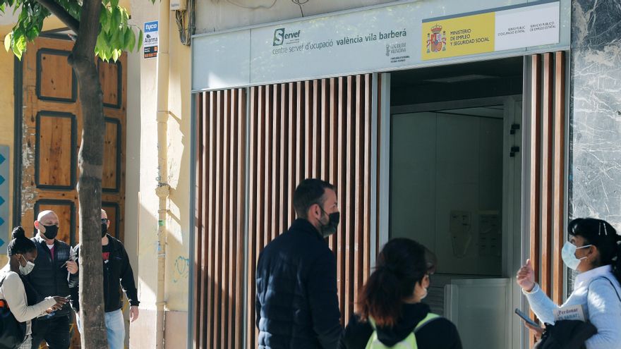 La Seguridad Social ha abonado este lunes 417,2 millones de euros en ayudas por la pandemia a más de 442.000 autónomos durante el mes de mayo. EFE/Manuel Bruque/Archivo