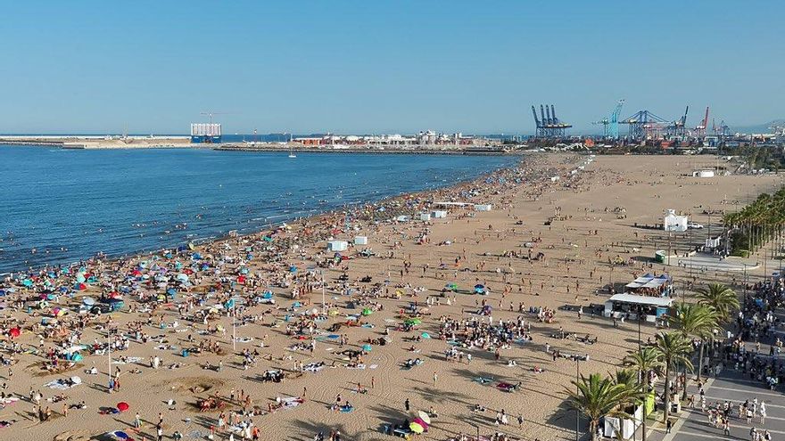 La Policía detiene a 40 personas, una de ellas por agresión sexual, durante el dispositivo de la noche de San Juan en Valencia