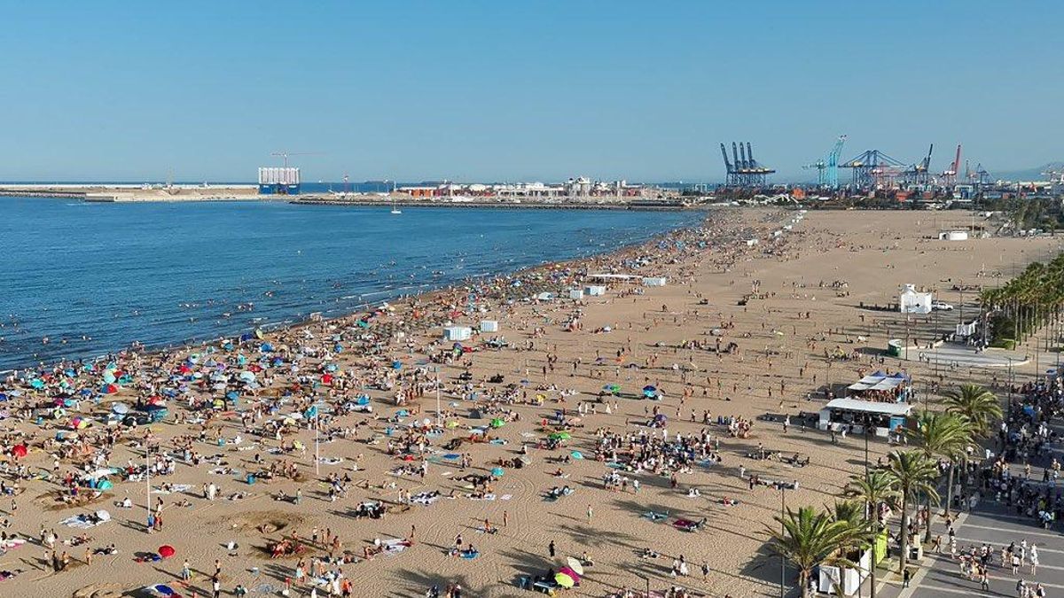 La Policía detiene a 40 personas, una de ellas por agresión sexual, durante el dispositivo de la noche de San Juan en Valencia