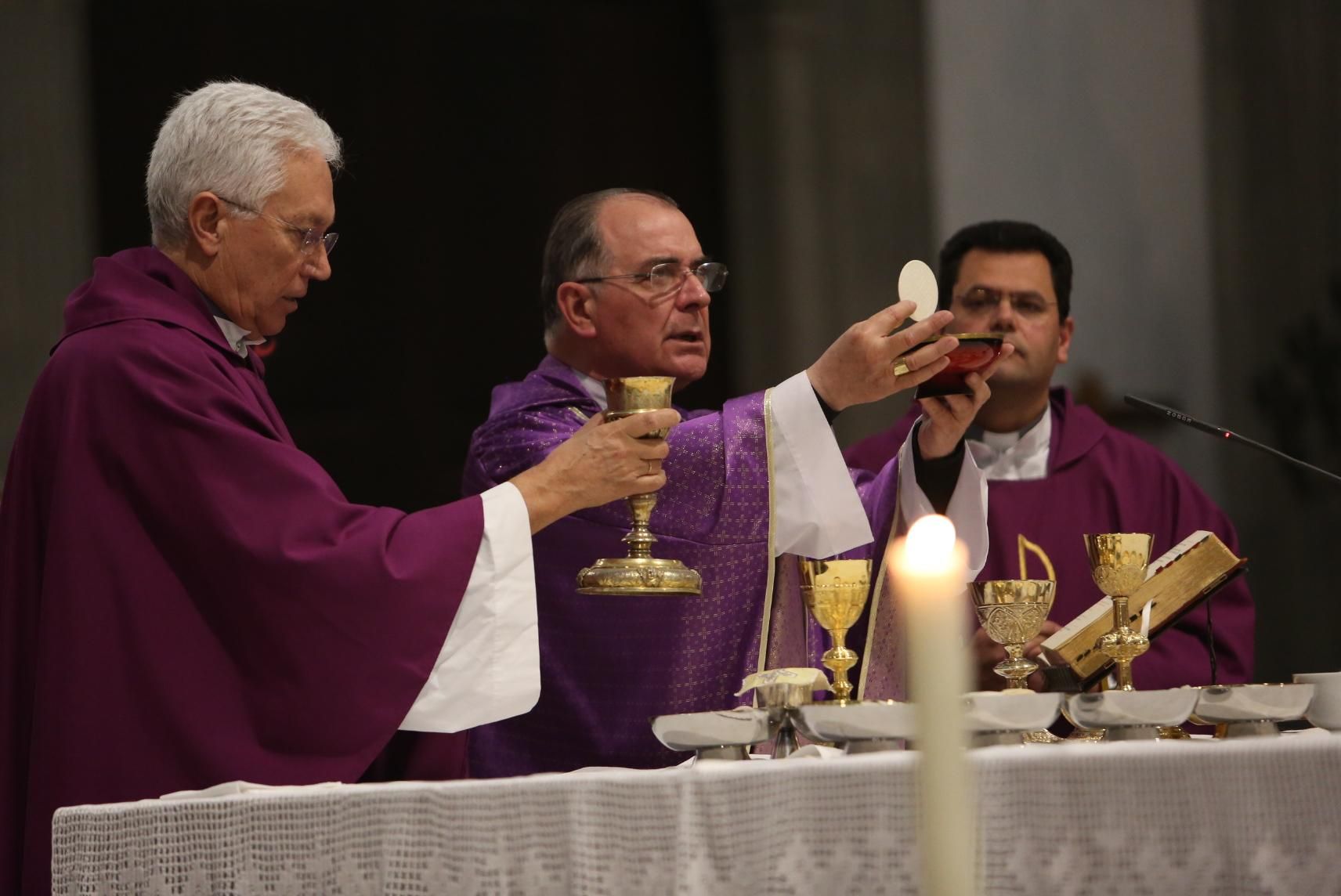 El obispo Francisco Cases durante la consagración