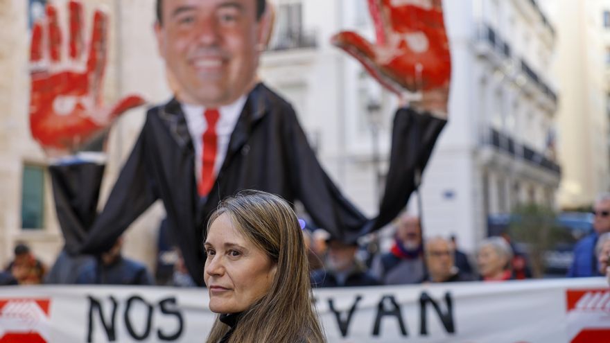 La presidenta de la Asociación Víctimas Mortales Dana 29-O, Rosa María Álvarez, durante la concentración organizada por la plataforma Acord Social Valencià de rechazo a la investidura de Juanfran Pérez Llorca (PP) como president de la Generalitat, al considerar que hará políticas continuistas como las que causaron la muerte de 229 personas. EFE/Ana Escobar
