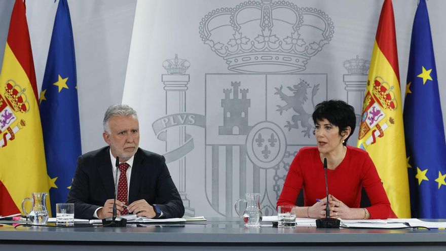 El ministro de Política Territorial y Memoria Democrática, Ángel Víctor Torres,y la portavoz del Gobierno y ministra de Inclusión, Seguridad Social y Migraciones, Elma Saiz, durante la rueda de prensa posterior a la reunión del Consejo de Ministros, este martes en Moncloa.