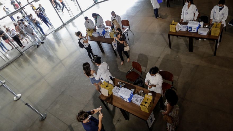 Jóvenes brasileñas participan en la vacunación contra la covid-19 en Río de Janeiro, en una fotografía de archivo. EFE/Antonio Lacerda