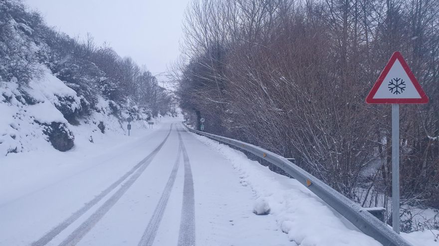 Archivo - Carretera con nieve en Cantabria