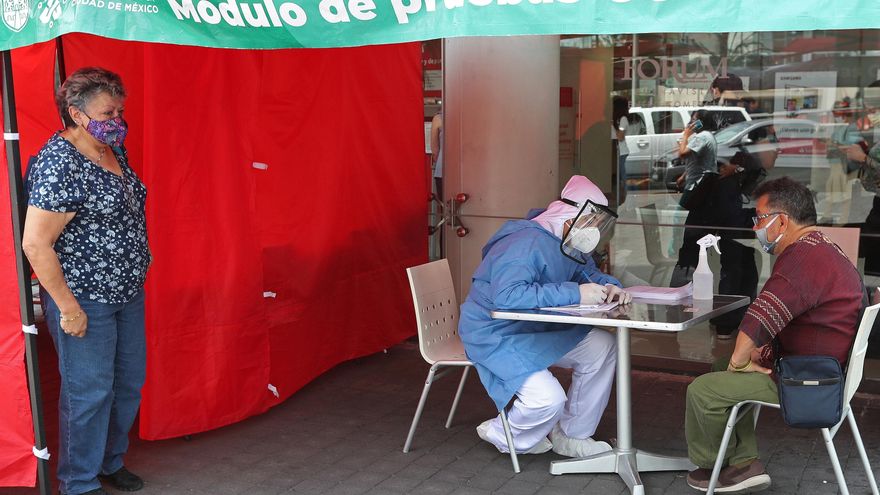Una pareja acude a una prueba rápida de Covid-19, en un modulo en la Ciudad de México (México). EFE/Mario Guzmán