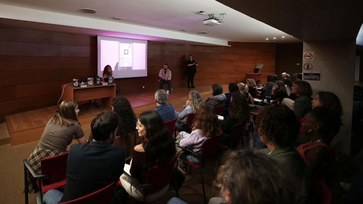 Mujeres Conectadas imparte un taller que advierte de que “el porno conduce a la ciberviolencia más silenciosa de todas”