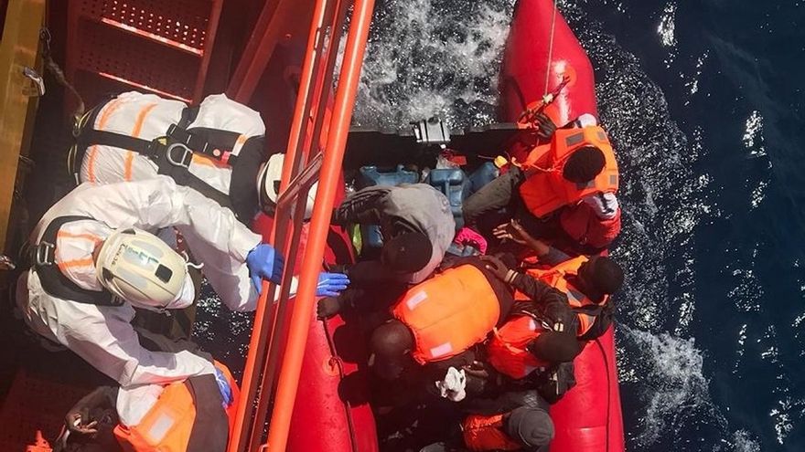 Rescatan a 90 personas que navegaban en dos pateras por el mar de Alborán