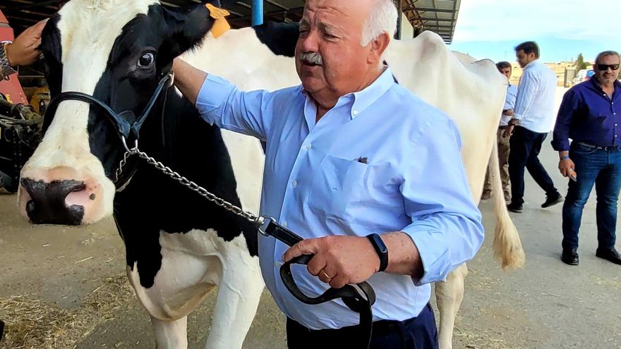 Jesús Aguirre, consejero de Salud, también quiso fotografiarse con la vaca del presidente Moreno.