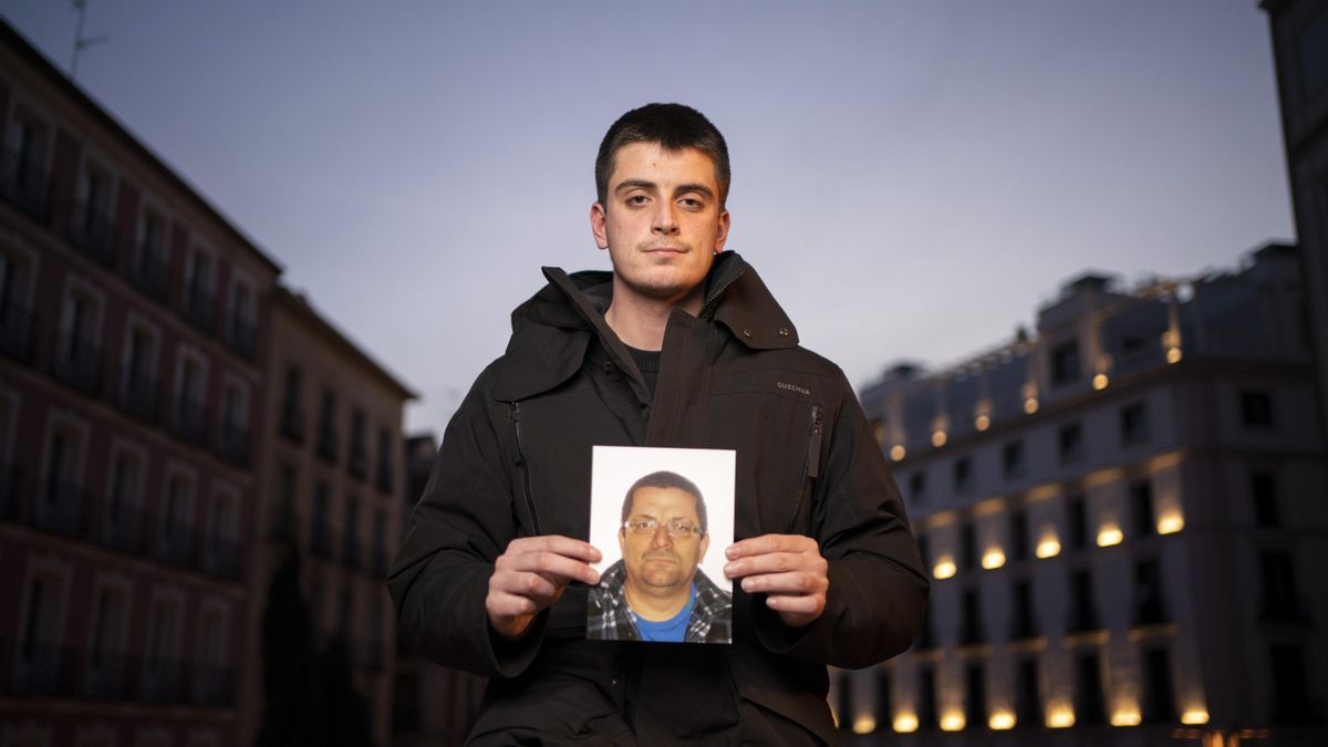 Miguel Ángel González, hijo de José Antonio González, trabajador de limpieza que murió por un golpe de calor mientras trabajaba el 15 de julio de 2022 en Madrid.