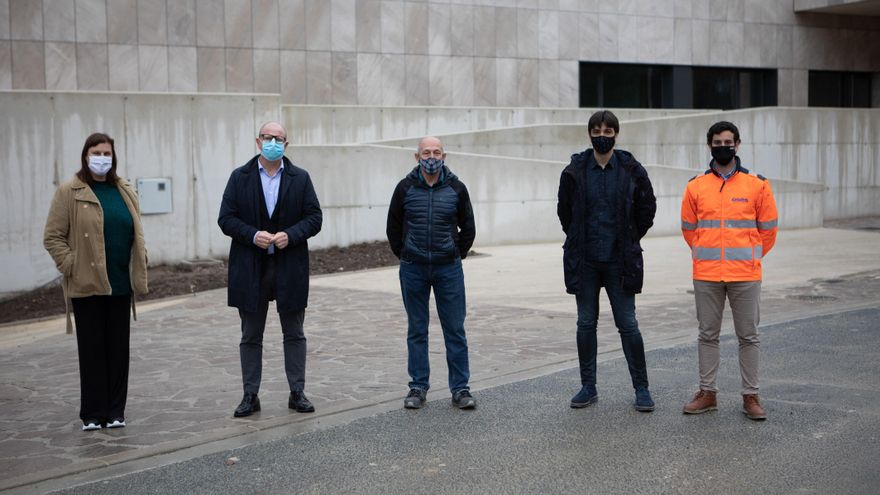 En la visita, el consejero Gimeno, con el alcalde Bereau, la directora del Centro, Arantxa Díez Aranburu, y el encargado de la empresa constructora.