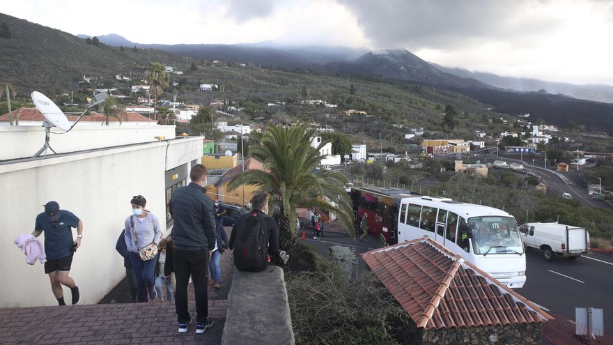 Turistas volcán desde Mirador de Tajuya.