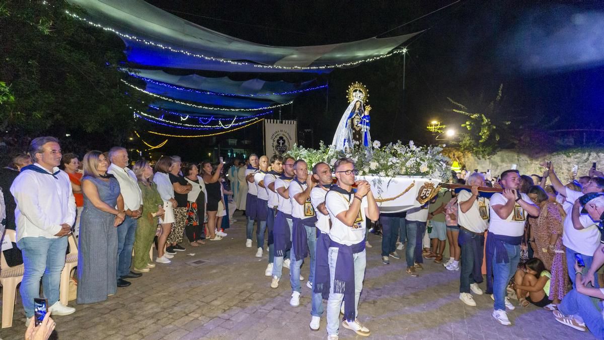 La presidenta de Cantabria, María José Sáenz de Buruaga, en la procesión del Carmen de Revilla de Camargo.