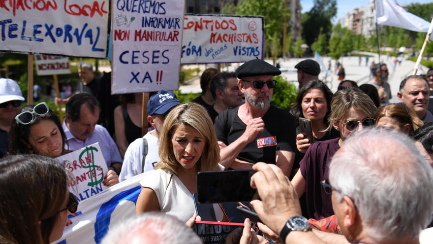 La vicepresidenta segunda del Gobierno, Yolanda Díaz, apoya la protesta de los trabajadores de la Corporación Radio e Televisión Galega, este martes frente al Senado.