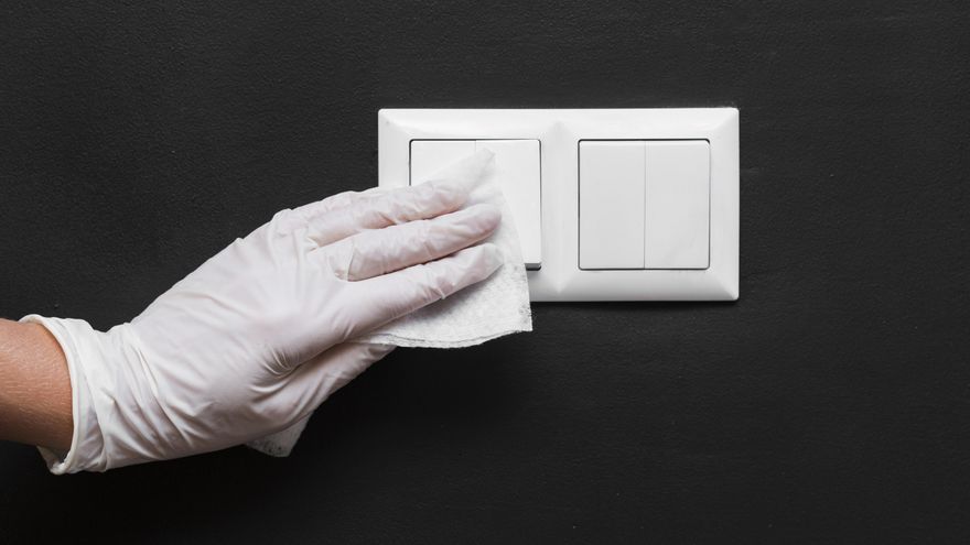 Adiós al plástico amarillento: cómo blanquear interruptores y otros plásticos de casa que se estropean con el uso