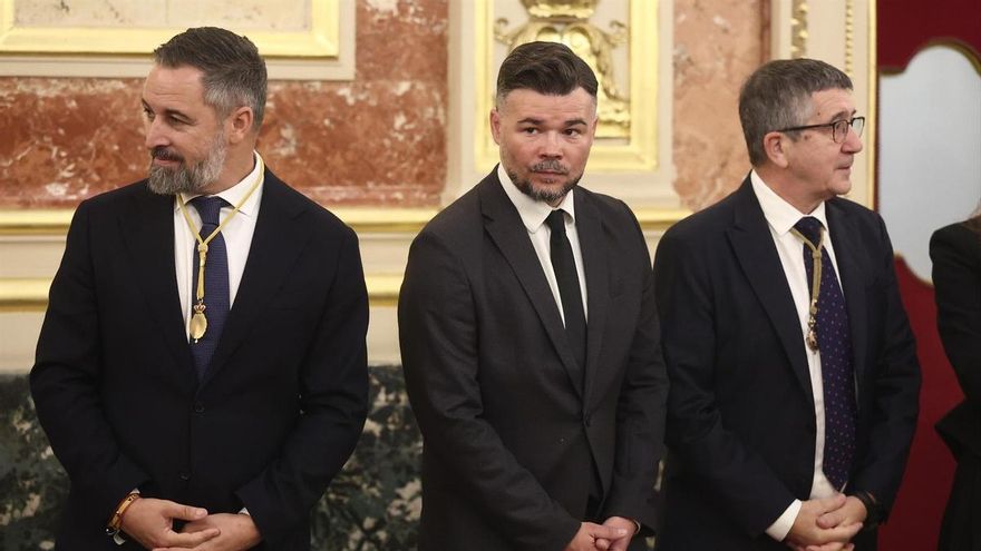 El presidente de Vox, Santiago Abascal; el portavoz de ERC en el Congreso, Gabriel Rufián, y el portavoz del PSOE en el Congreso, Patxi López, durante la visita del Papa León XIV al Congreso de los Diputados.
