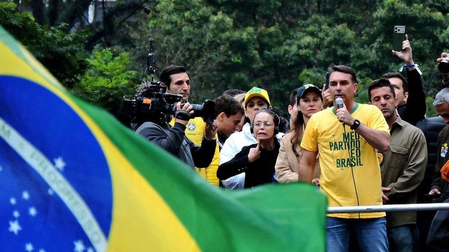 Una derecha brasileña desconcertada deja solo a Flávio Bolsonaro con sus acusaciones de fraude electoral