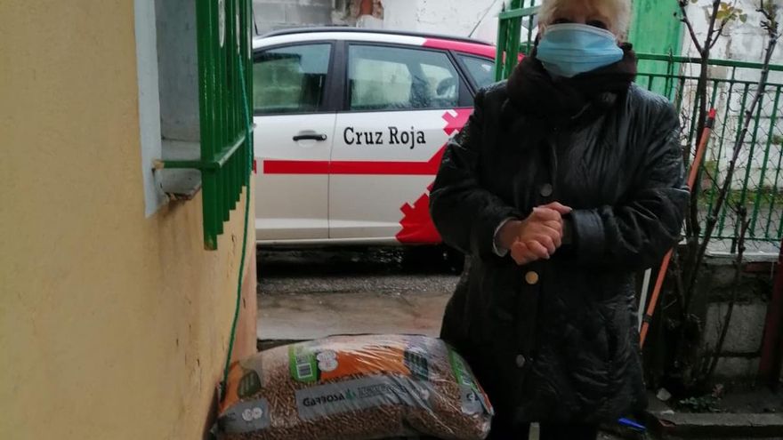 Cruz Roja instala una estufa de pellets a una vecina de Fabero que pasó el invierno del covid sin calefacción. / ICAL