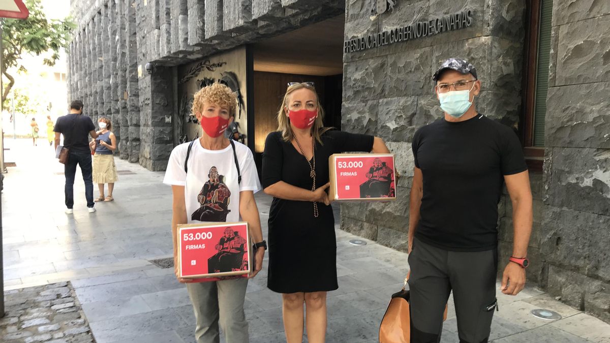 Inmaculada González y Eugenia Paiz, delante de la sede Presidencia del Gobierno de Canarias donde acudieron a entregar las 53.000 firmas recogidas en un mes