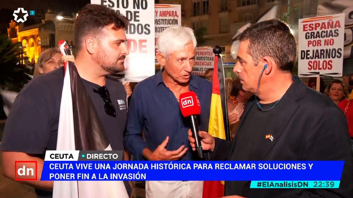 De izquierda a derecha un ciudadano, un coronel retirado y Antonio Naranjo