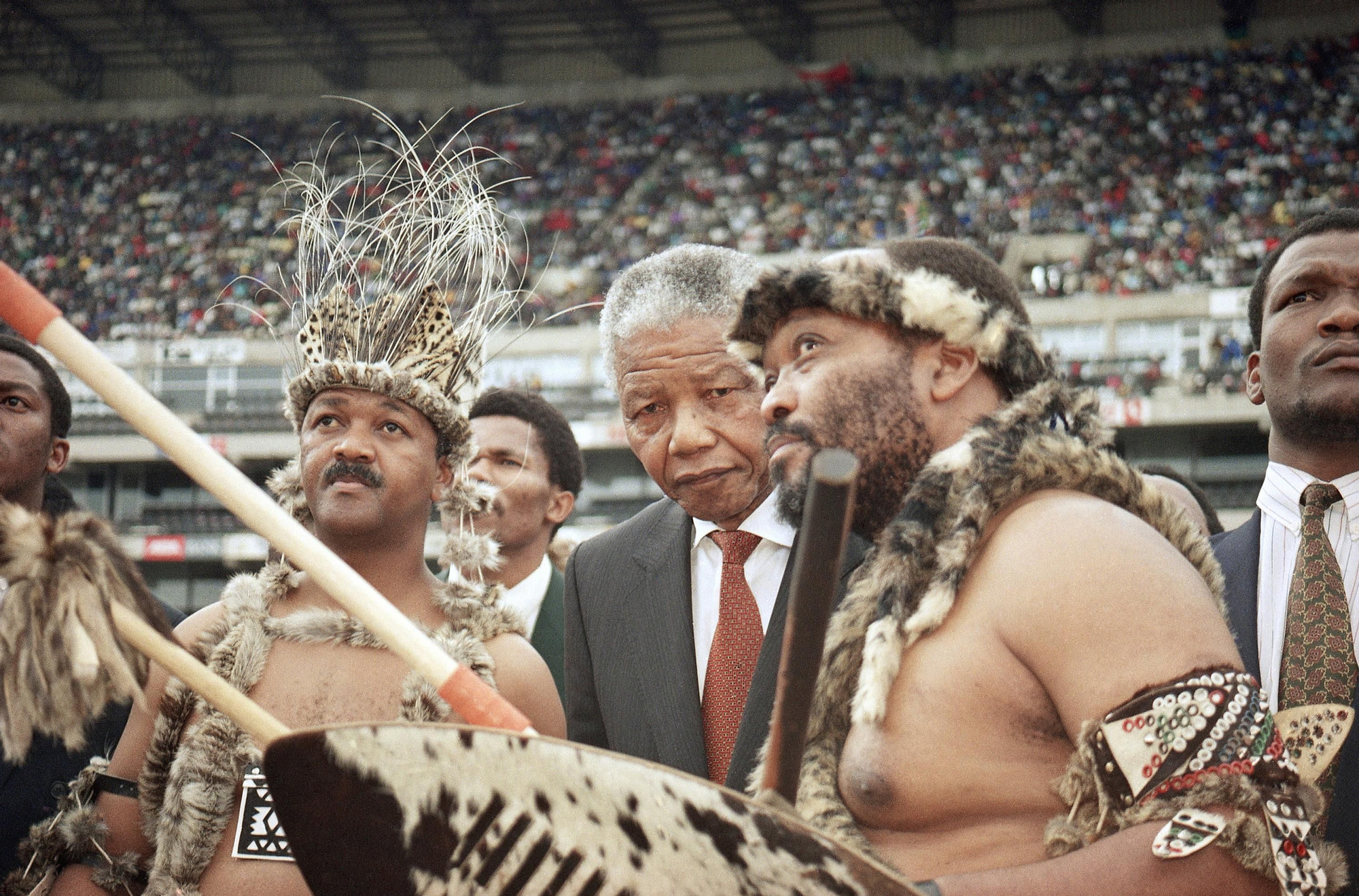 Mandela conversa con Jacob Zuma poco antes de un discurso ante 80.000 seguidores del Congreso Nacional Africano en octubre de 1993 / Foto: AP