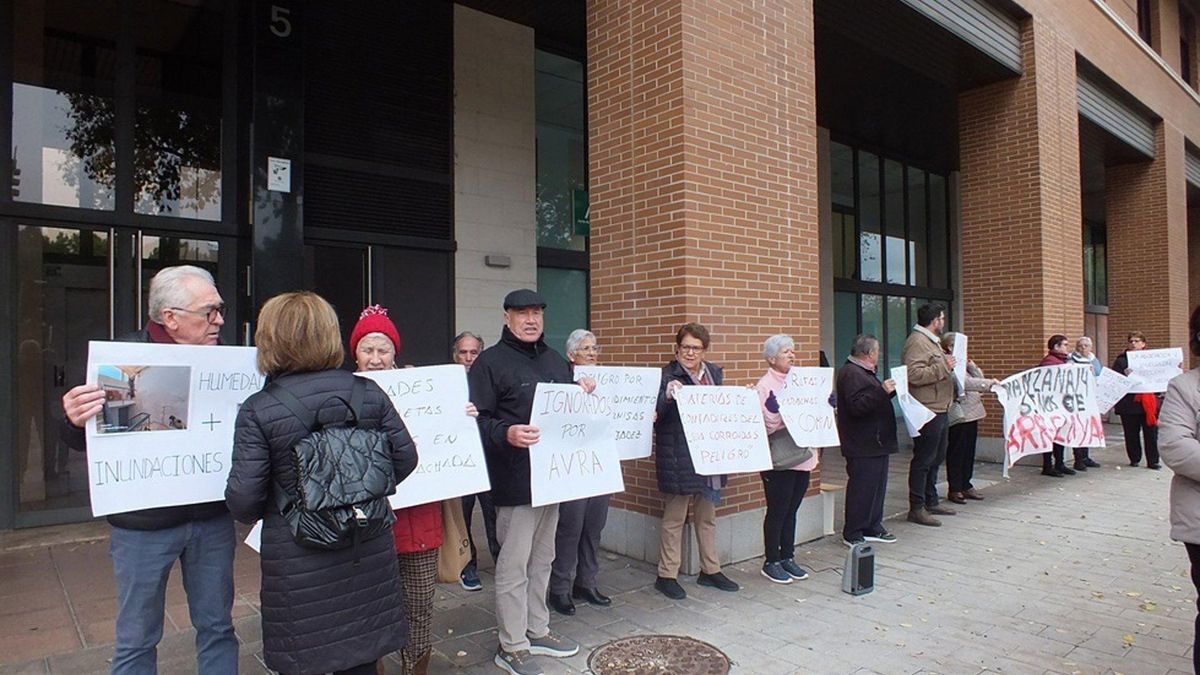 Vecinos del barrio de Guadalquivir protestan ante AVRA por "miedo e incertidumbre por abandono de la Manzana 14"