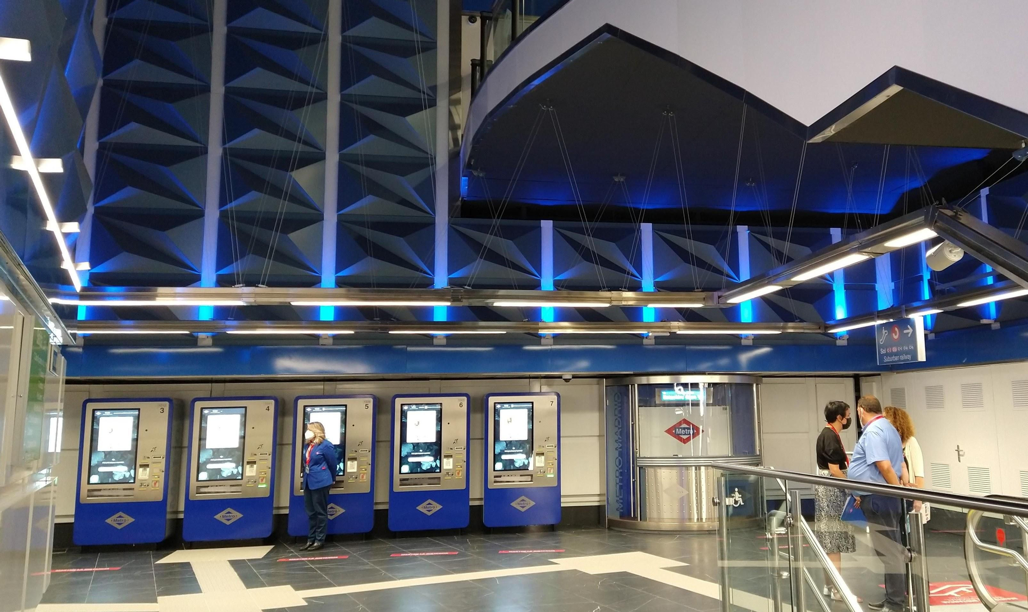 Estación Gran Vía - vista de las escaleras futuristas