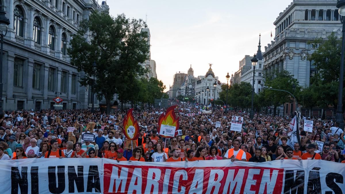 Voluntarios del Sindicato de Inquilinas durante una manifestación para denunciar el desahucio de Maricarmen