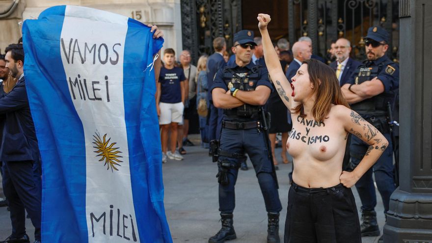 Activistas de Femen protestan contra Javier Milei frente al Casino de Madrid