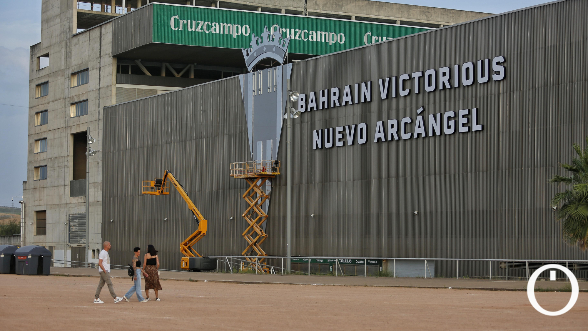 Escudo del Córdoba CF en el luminoso de fondo norte
