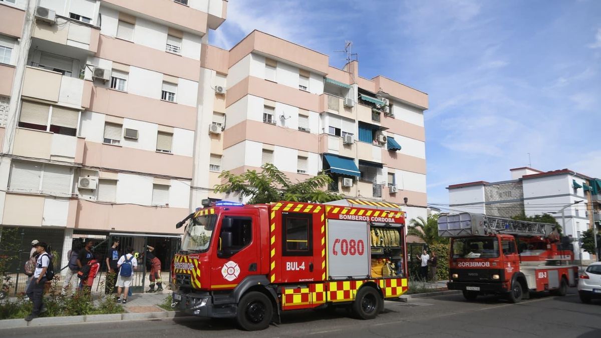 Los bomberos atienden un incendio en una vivienda de Virgen Milagrosa