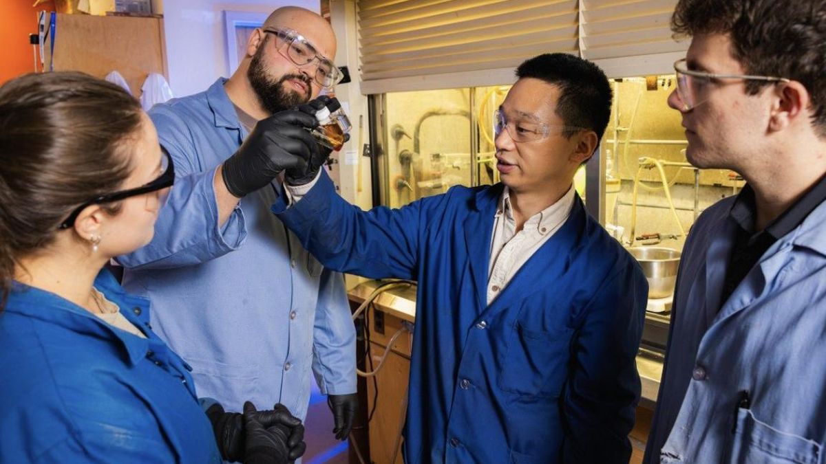El grupo encabezado por Guoliang Liu desarrolló un método que transforma este residuo problemático en un aceite con utilidad industrial