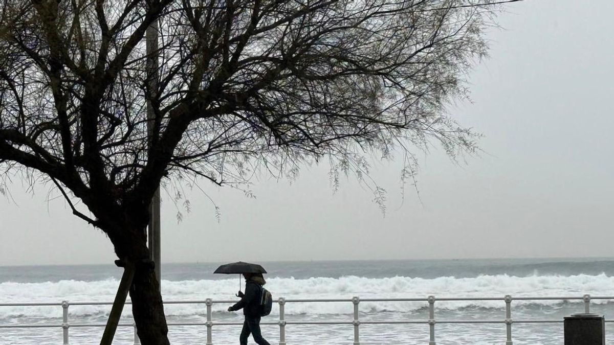 Oleaje y viento ponen a Asturias en alerta; mañana se esperan nevadas
