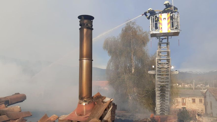 Incendio de la vivienda en Naveda