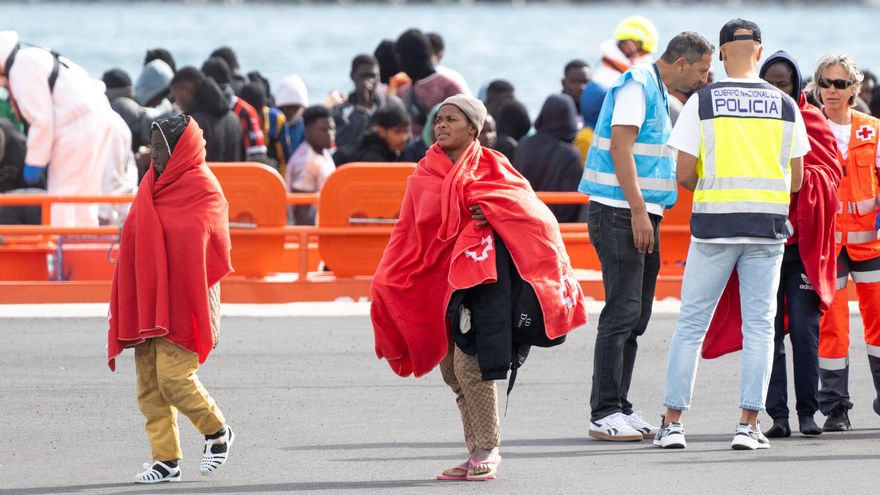 Archivo - Varios servicios de emergencia atienden a migrantes recién rescatados de un cayuco.