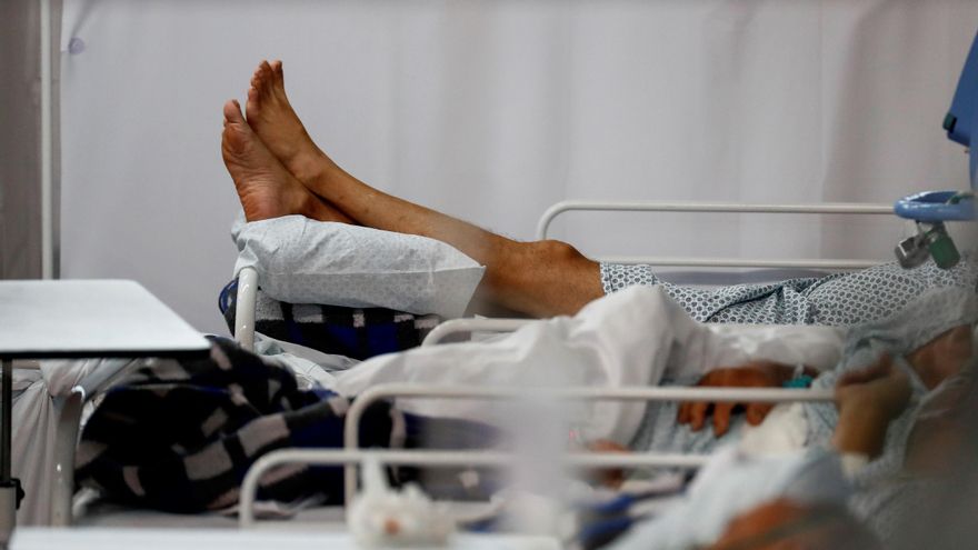 Detalle de un paciente en tratamiento por la Covid-19, en el Hospital Municipal de Campaña Pedro Dell Antonia de Santo André, Brasil, en una fotografía de archivo EFE/Sebastiao Moreira