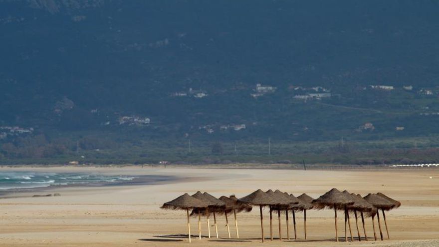 Vista general de la playa de Los Lances, en Tarifa (Cádiz), totalmente vacía a causa del confinamiento por el estado de alarma que se vive en España a causa del coronavirus.
