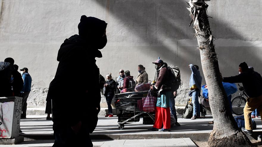 La voz de las 790.000 personas sumidas en la pobreza severa tras un año de pandemia: "Jamás me había visto en una de estas"