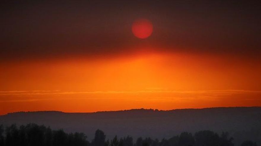 Los incendios tiñen el crepúsculo en León. // Peio García / ICAL