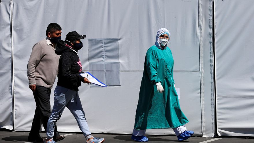 Familiares de pacientes con coronavirus solicitan información a personal de salud, en el Hospital de Less, donde se tratan a varios pacientes con síntomas de coronavirus, en Quito (Ecuador). EFE/José Jácome/Archivo