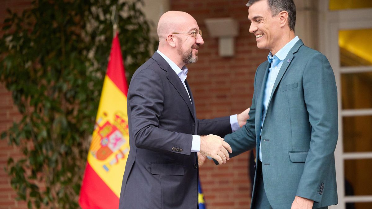 El presidente del Gobierno, Pedro Sánchez, recibe al presidente del Consejo Europeo, Charles Michel, en el Palacio de la Moncloa, a 2 de julio de 2023, en Madrid (España). Pedro Sánchez y Charles Michel se han reunido esta tarde para hablar sobre las prio