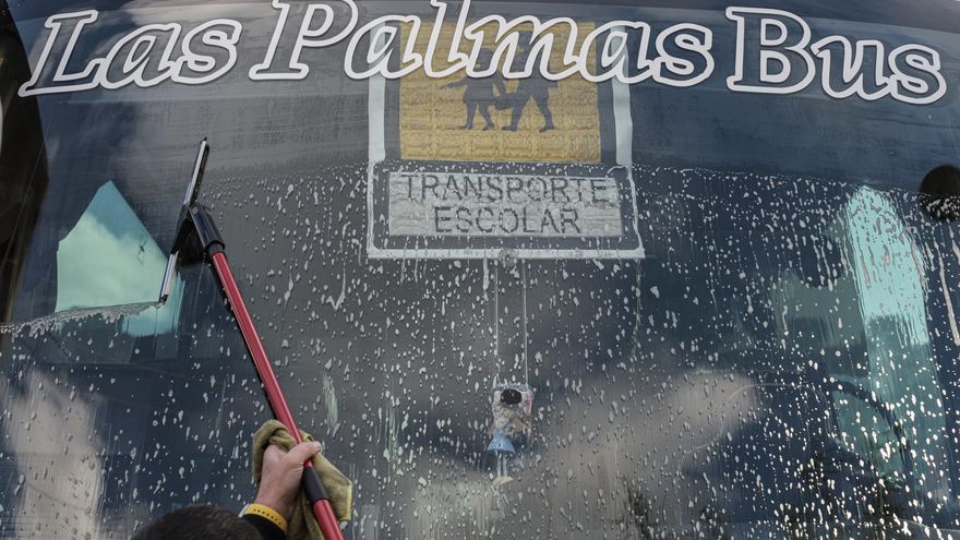 Guaguas en las cocheras de una de las principales empresas de transporte de Gran Canaria, donde este lunes se realizaron labores de mantenimiento y limpieza de los vehículos. EFE/Ángel Medina G.