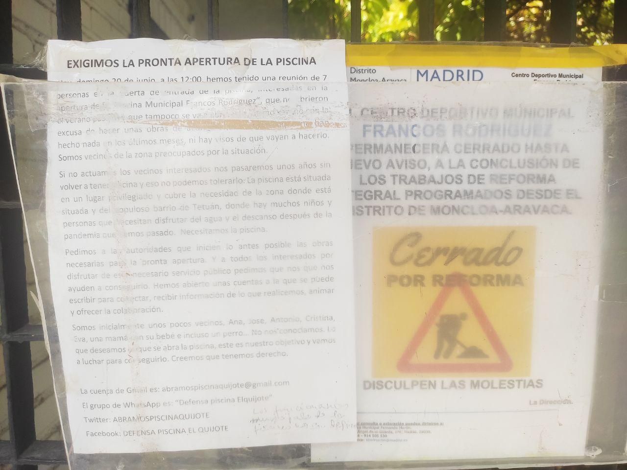 Un viejo expositor en la puerta del centro muestra información de los vecinos organizados para exigir la pronta reapertura del centro